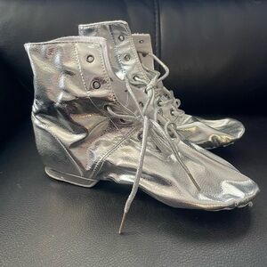 silver synthetic leather jazz dance boots with a split suede sole size 8 flat